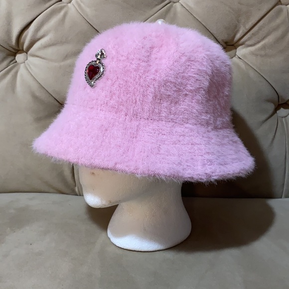 (Bucket hat)furry pink.The brand“WhenSmokeClears”.